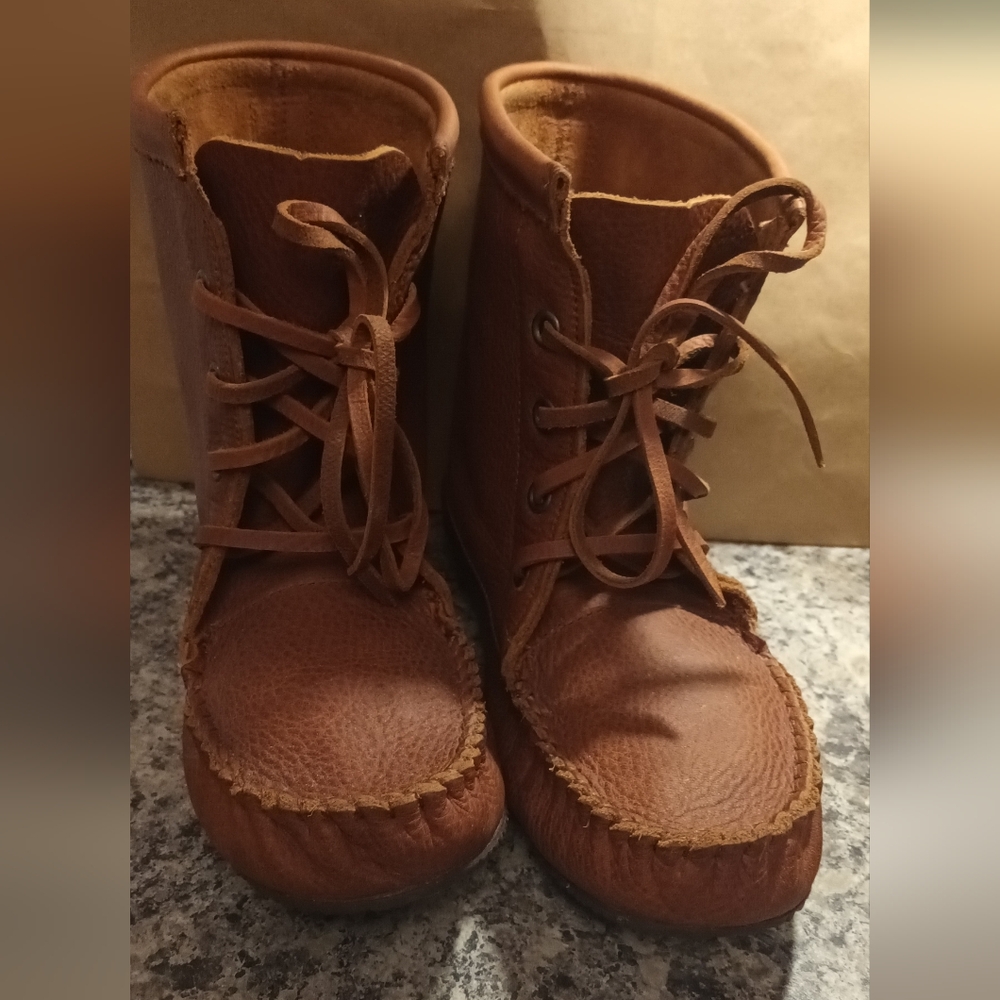 Kootenay Leather Lace Up Moccasins  NWOT - Manitobah